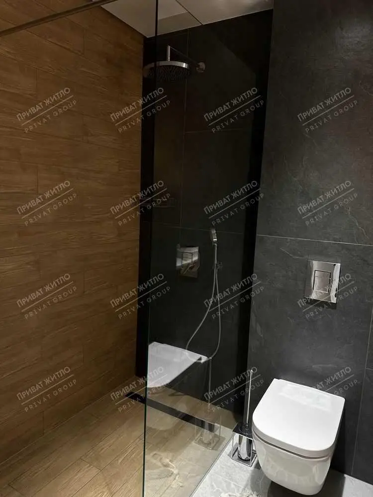 Трикімнатна квартира в новому сучасному будинку з дизайнерським ремонтом