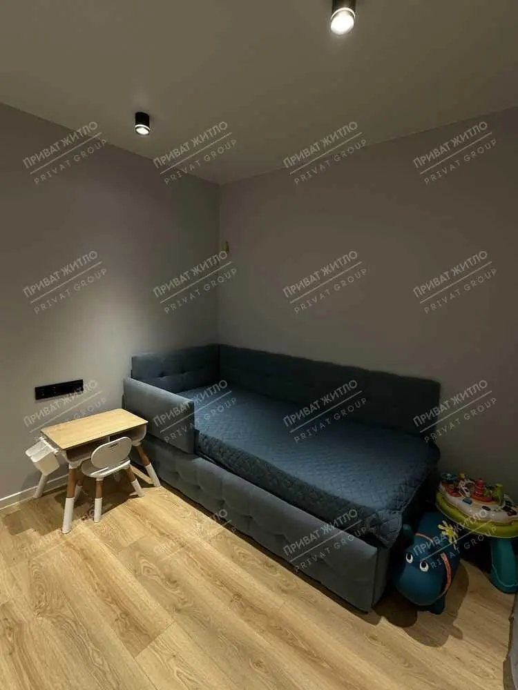 Трикімнатна квартира в новому сучасному будинку з дизайнерським ремонтом