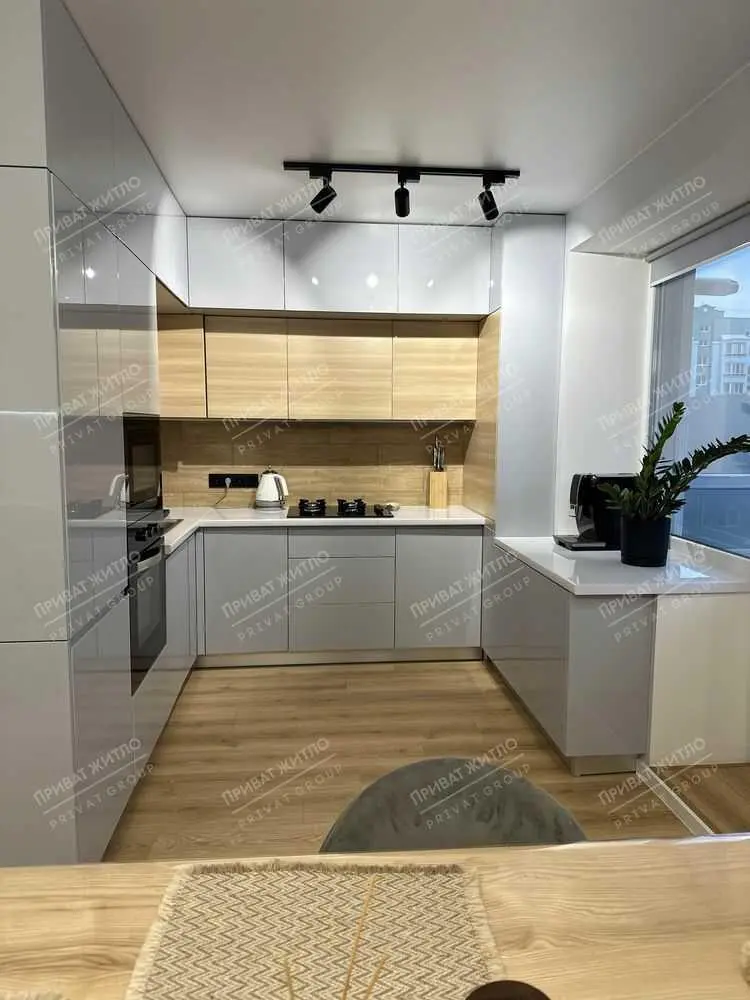 Трикімнатна квартира в новому сучасному будинку з дизайнерським ремонтом