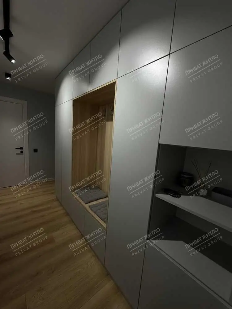 Трикімнатна квартира в новому сучасному будинку з дизайнерським ремонтом