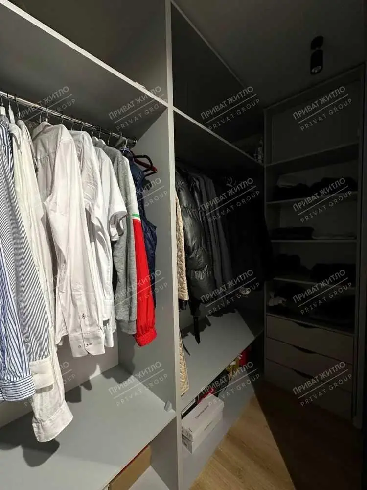 Трикімнатна квартира в новому сучасному будинку з дизайнерським ремонтом