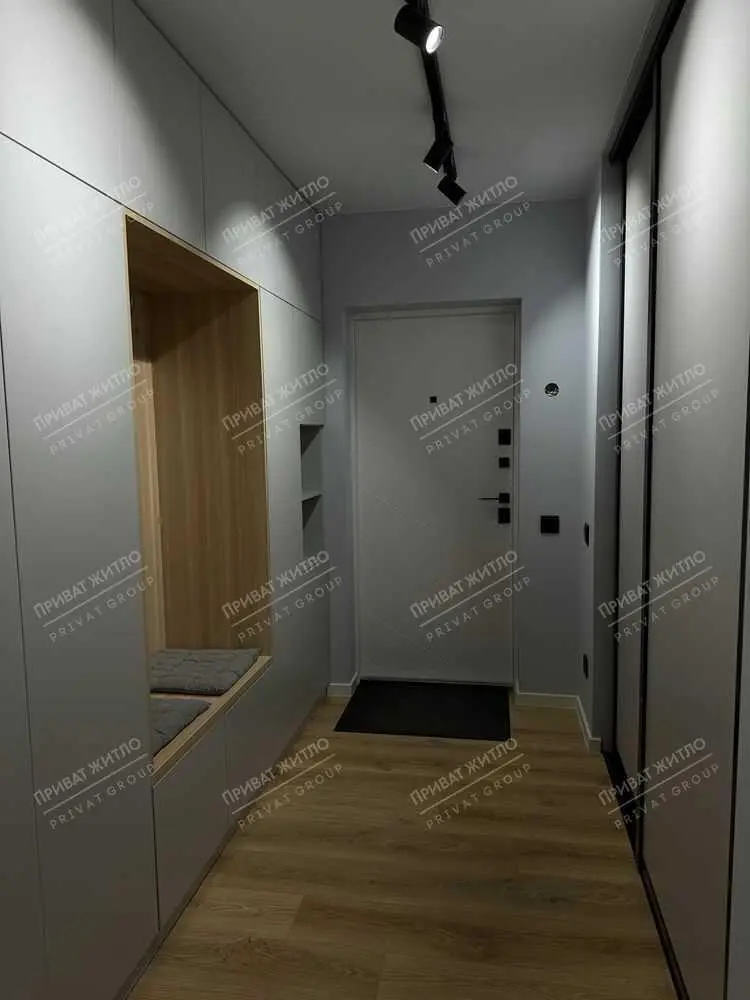 Трикімнатна квартира в новому сучасному будинку з дизайнерським ремонтом