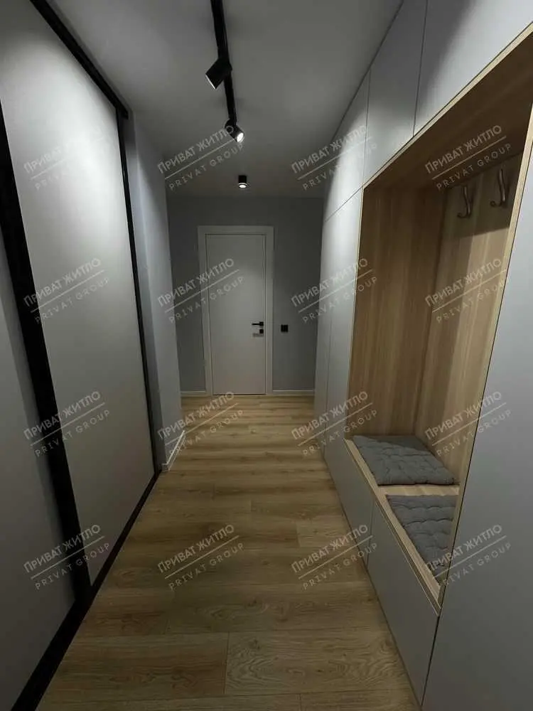 Трикімнатна квартира в новому сучасному будинку з дизайнерським ремонтом