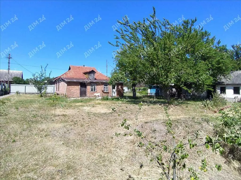 Окремий будинок з  власним ставком.