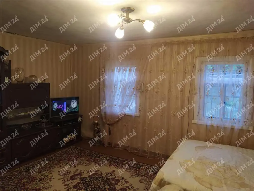 Окремий будинок з  власним ставком.