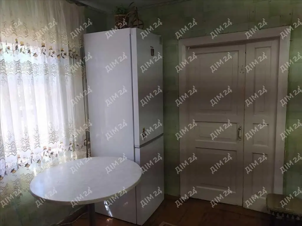 Окремий будинок з  власним ставком.