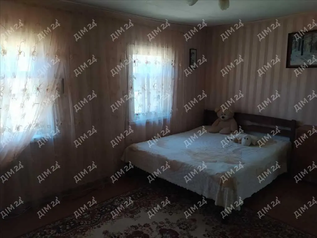 Окремий будинок з  власним ставком.