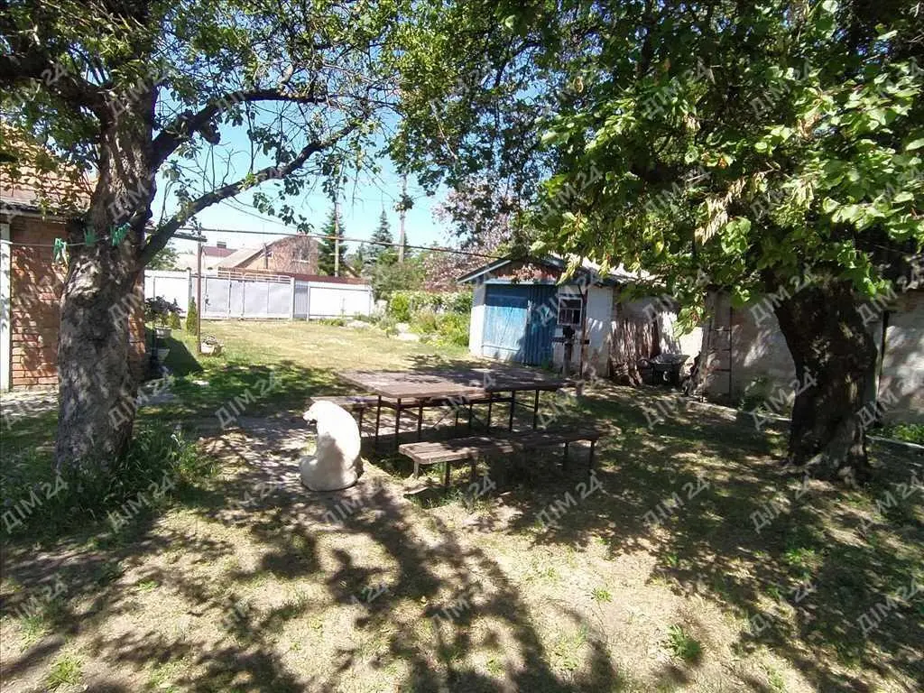 Окремий будинок з  власним ставком.