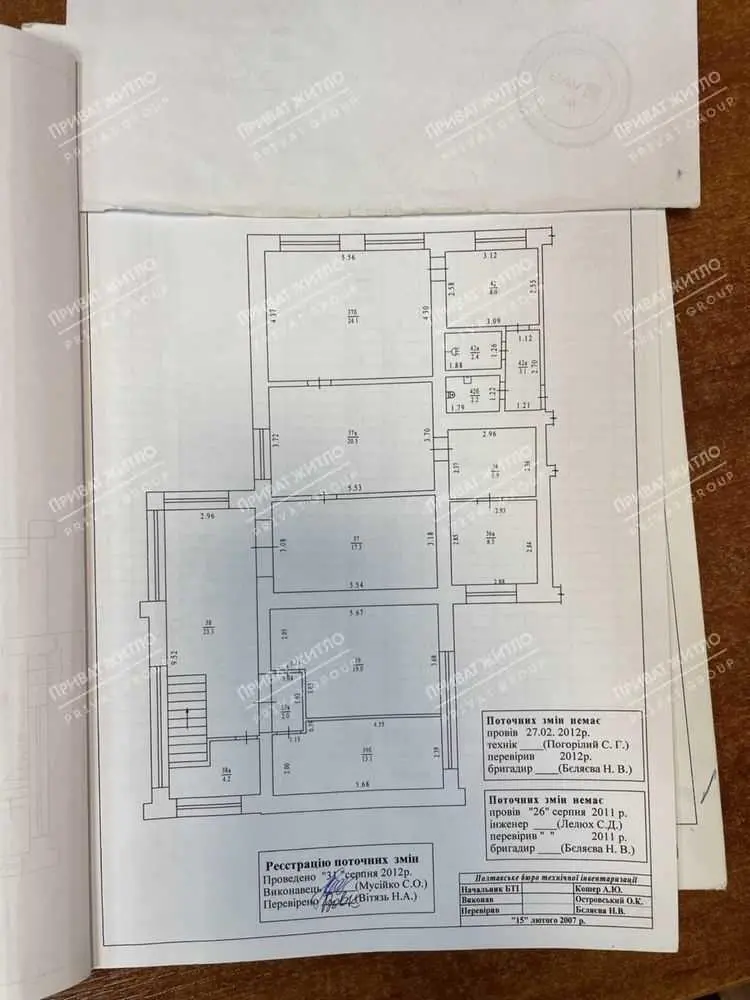 Пропонується двоповерхова офісна будівля з окремим входом.