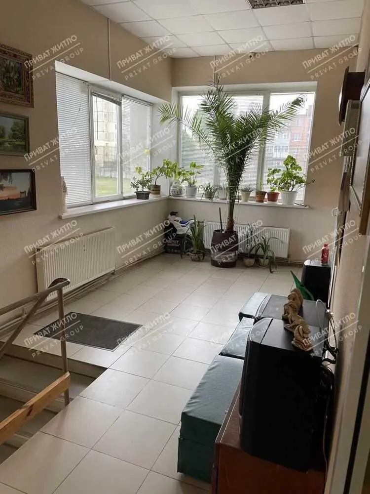 Пропонується двоповерхова офісна будівля з окремим входом.