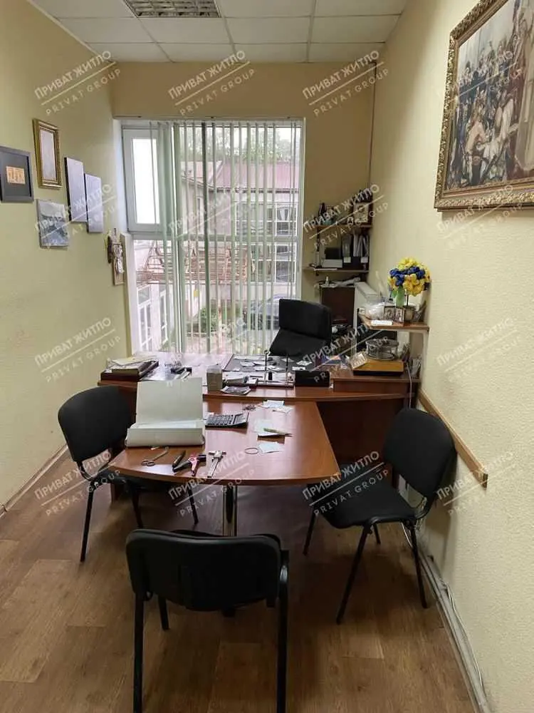 Пропонується двоповерхова офісна будівля з окремим входом.