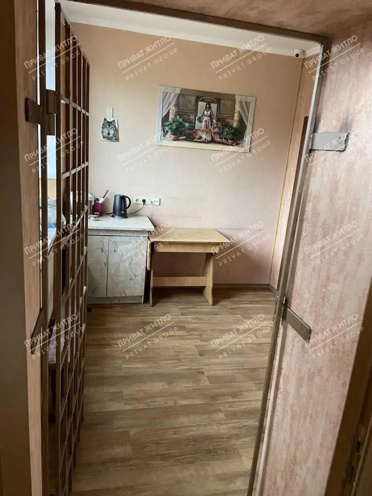 Пропонується двоповерхова офісна будівля з окремим входом.