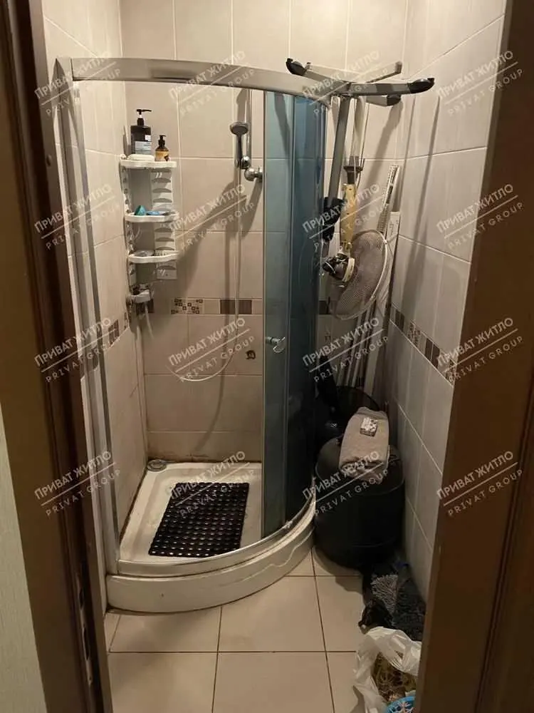 Пропонується двоповерхова офісна будівля з окремим входом.