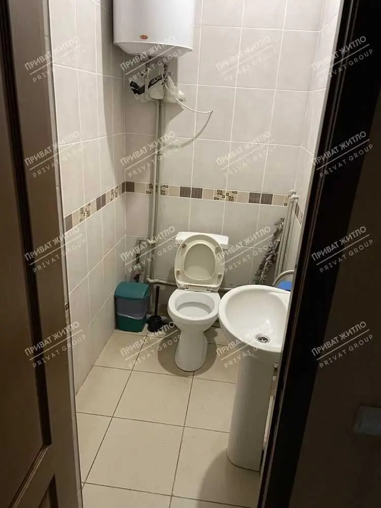 Пропонується двоповерхова офісна будівля з окремим входом.