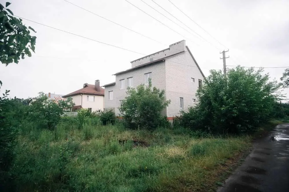 Продається  будинок без внутрішніх робіт  в районі Дендропарку.