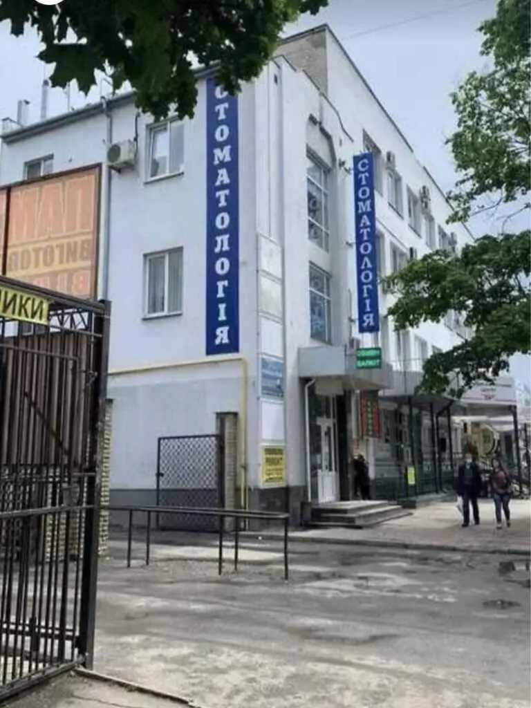 Продається офісний центр у центрі міста.