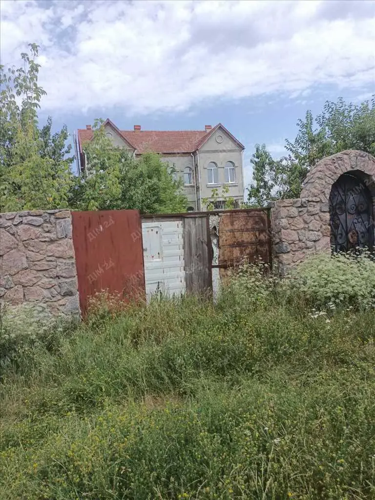 Ділянка неподалік лісу та річки.