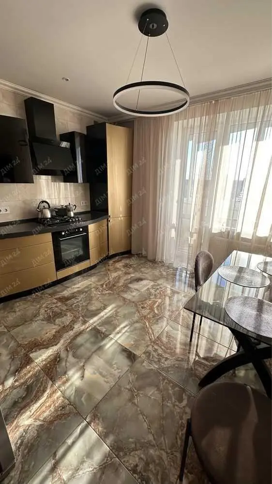 Трикімнатна квартира з ремонтом у центрі