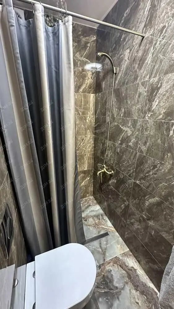 Трикімнатна квартира з ремонтом у центрі