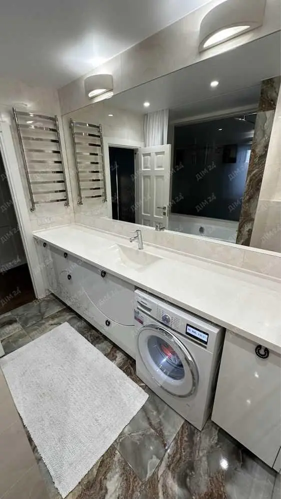 Трикімнатна квартира з ремонтом у центрі