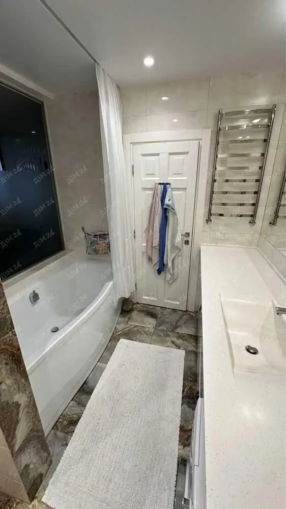 Трикімнатна квартира з ремонтом у центрі