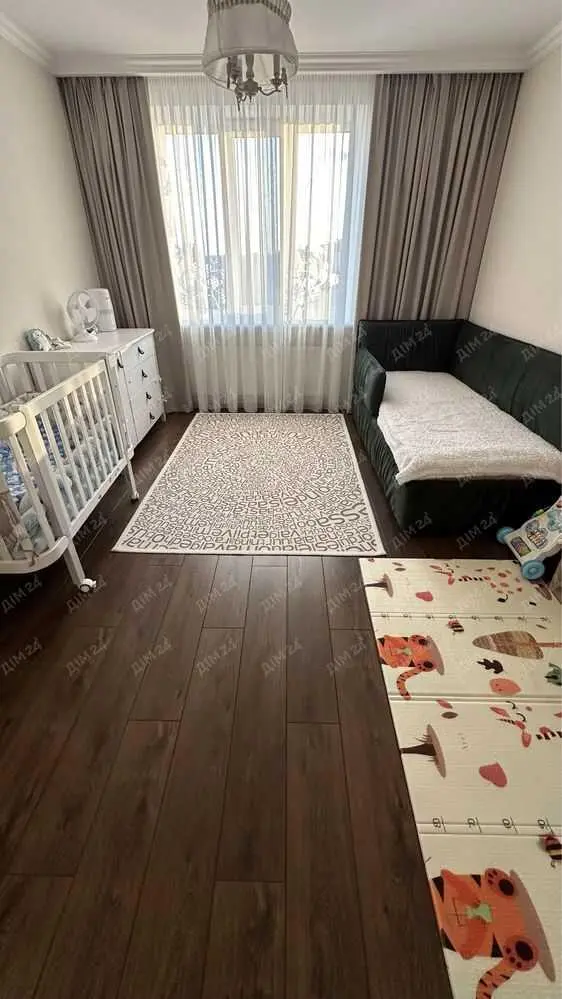 Трикімнатна квартира з ремонтом у центрі