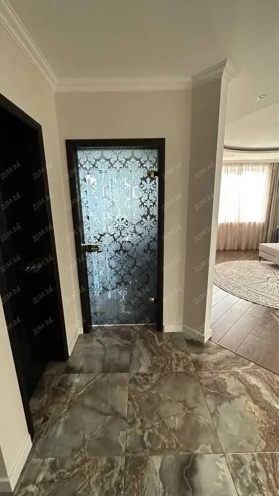 Трикімнатна квартира з ремонтом у центрі