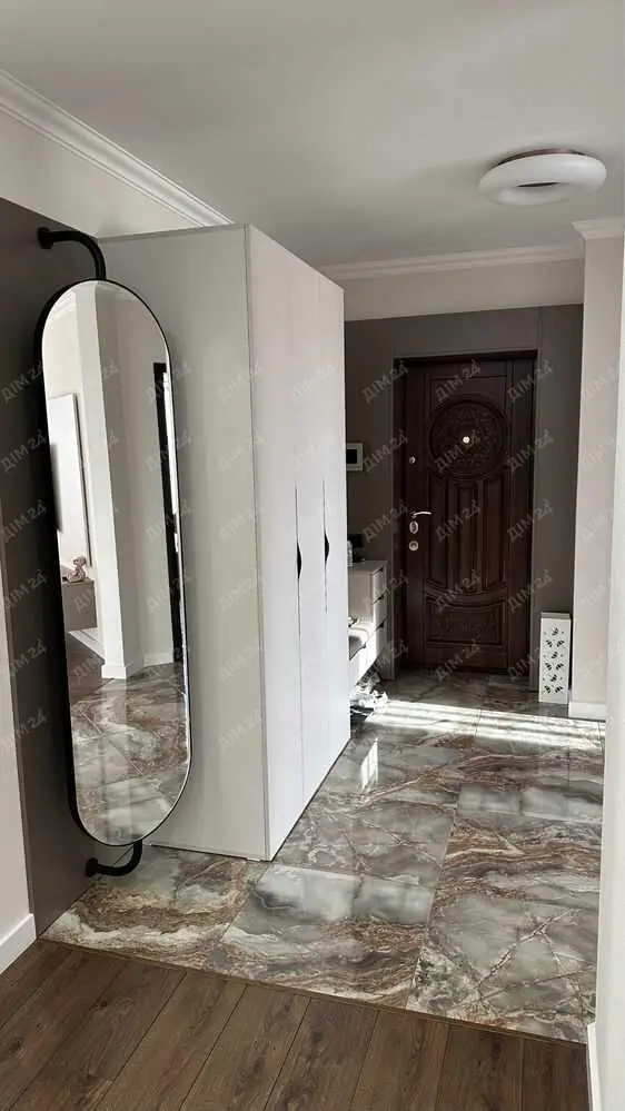 Трикімнатна квартира з ремонтом у центрі