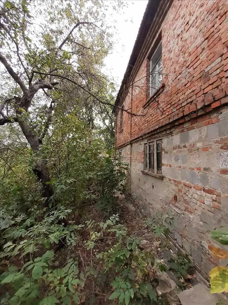 Просторий будинок в районі стадіону. 