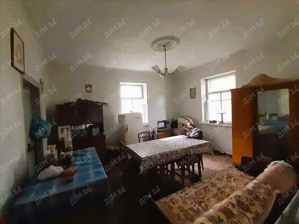 Просторий будинок в районі стадіону. 