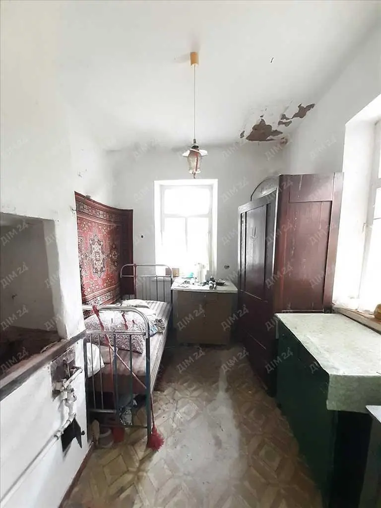 Просторий будинок в районі стадіону. 