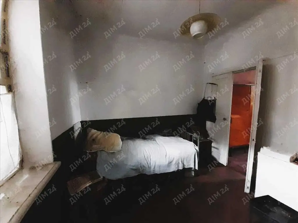 Просторий будинок в районі стадіону. 