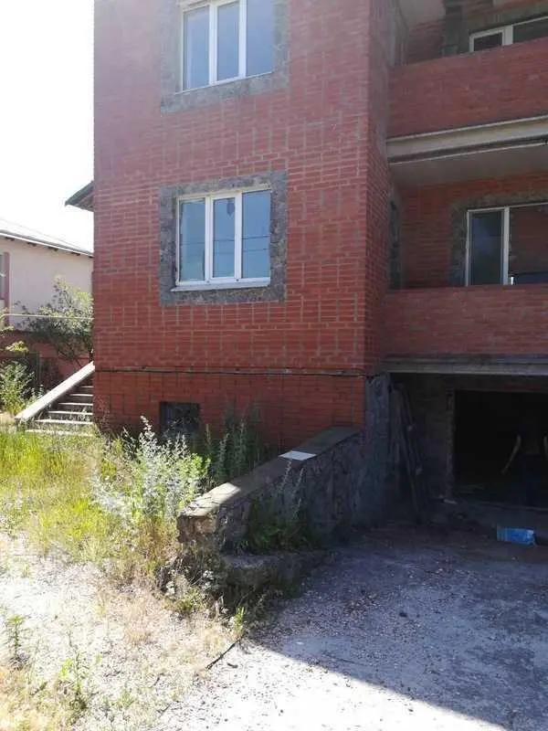 Цегляний двоповерховий будинок в Ліску