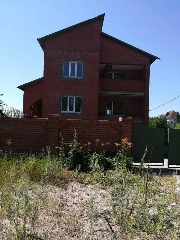 Цегляний двоповерховий будинок в Ліску