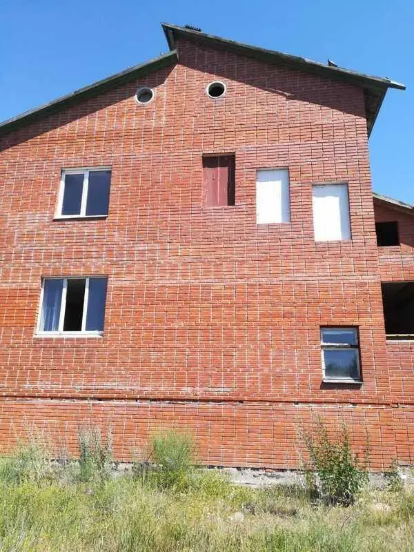 Цегляний двоповерховий будинок в Ліску