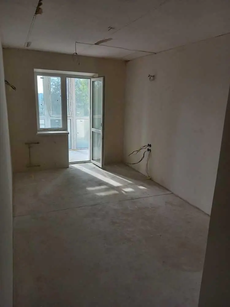 Комфортна 3-кімнатна квартира в приємному районі міста.