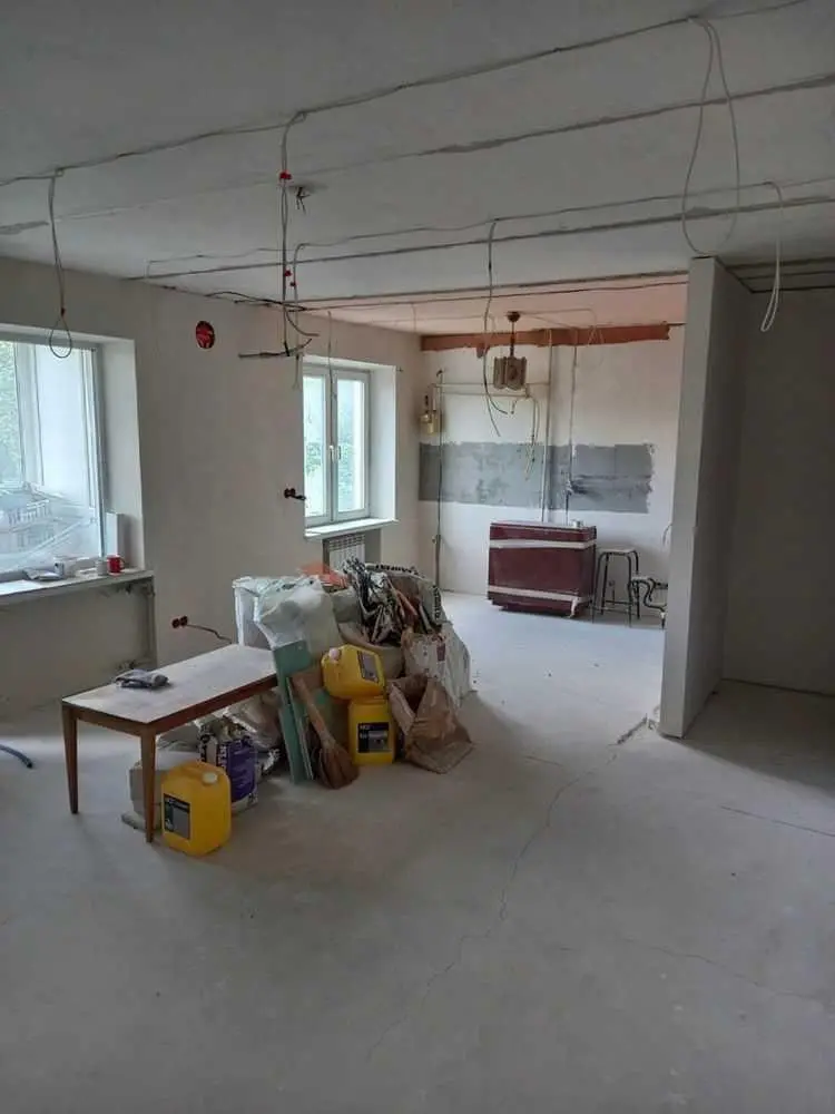 Комфортна 3-кімнатна квартира в приємному районі міста.