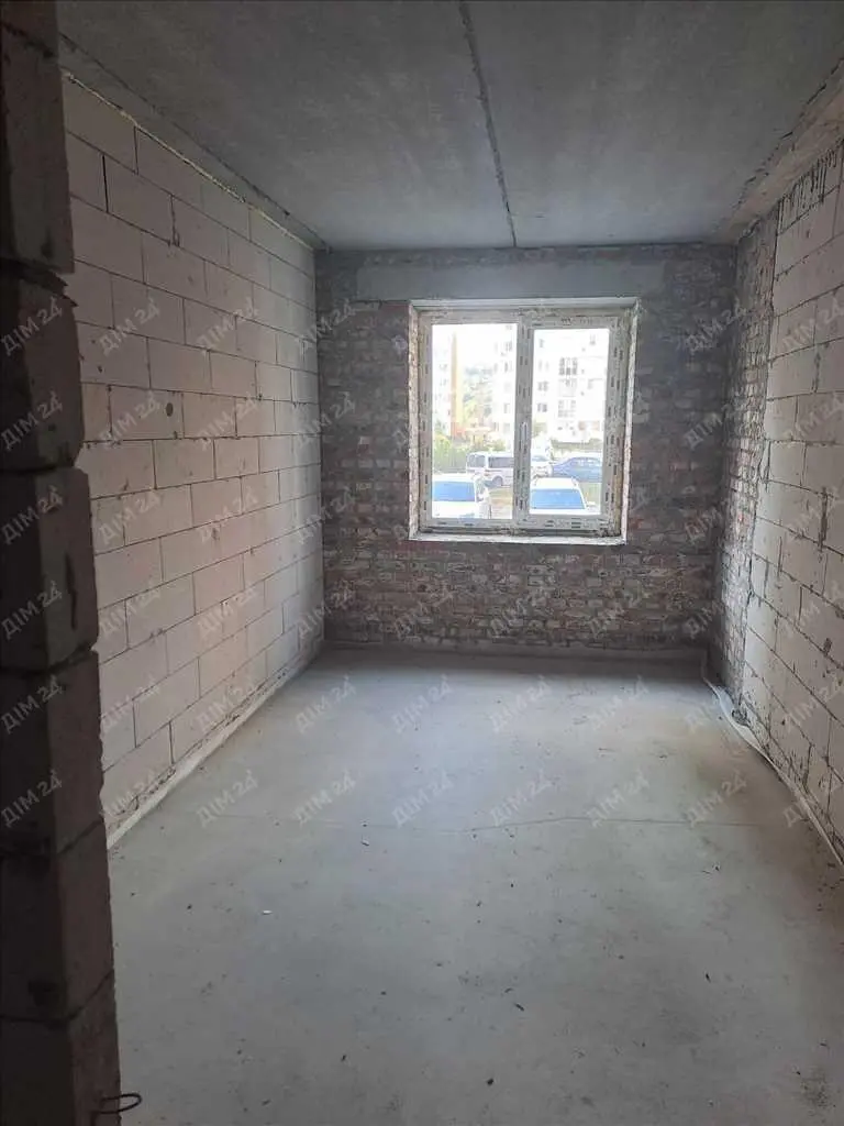 Простора квартира в новобудові!