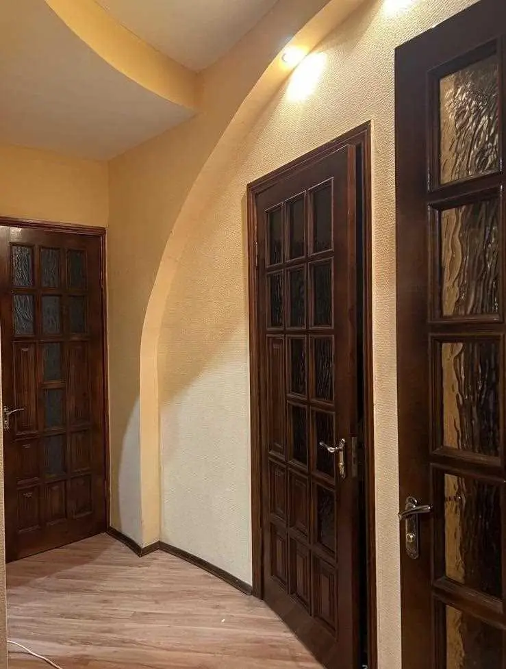 Простора сталінка в районі Павленківського парку