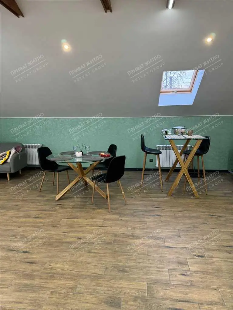 Простора трикімнатна квартира з каміном та розкішним інтер’єром!
