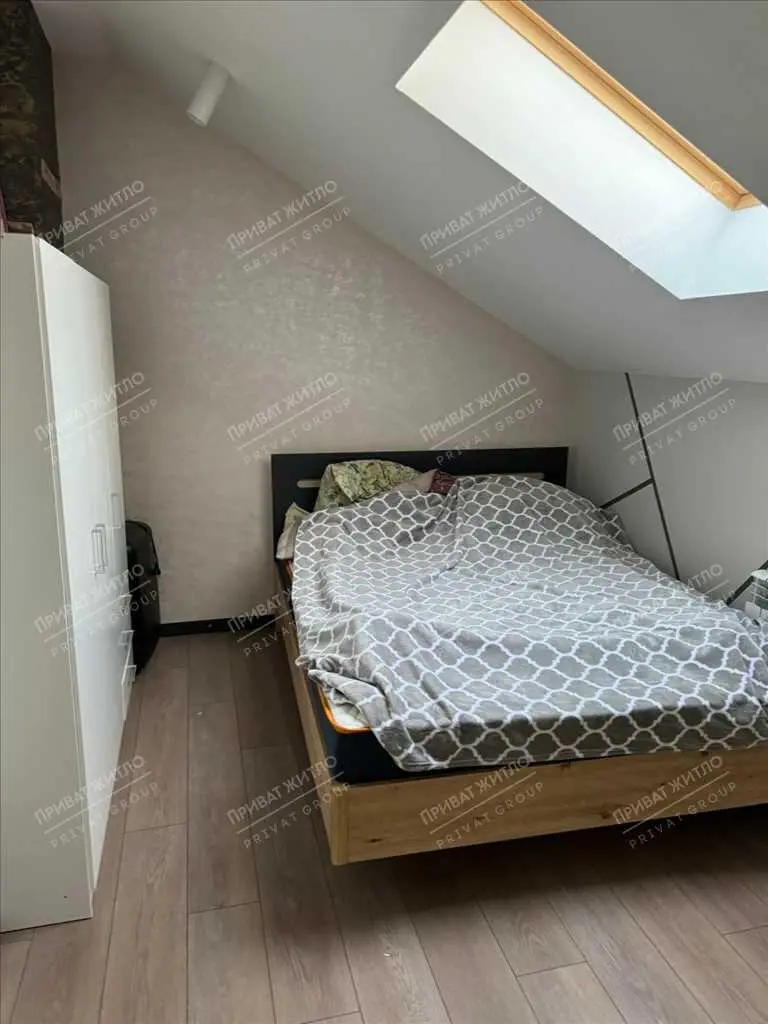 Простора трикімнатна квартира з каміном та розкішним інтер’єром!
