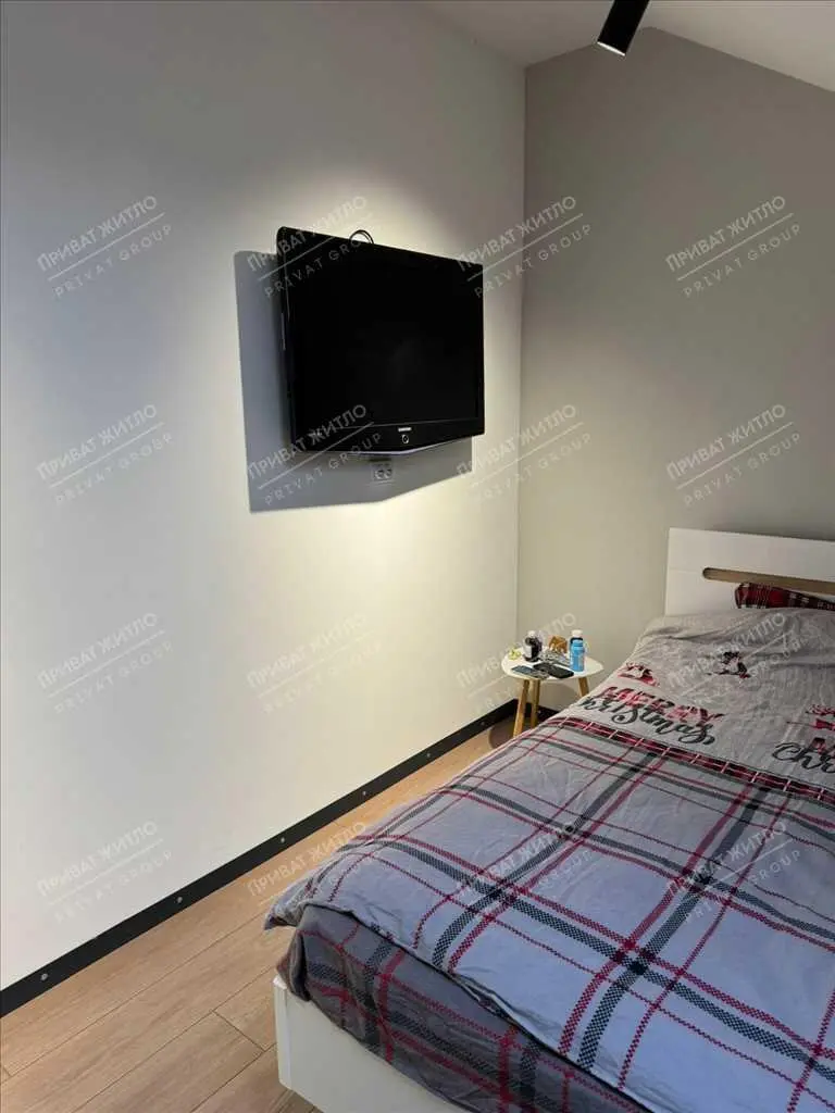 Простора трикімнатна квартира з каміном та розкішним інтер’єром!
