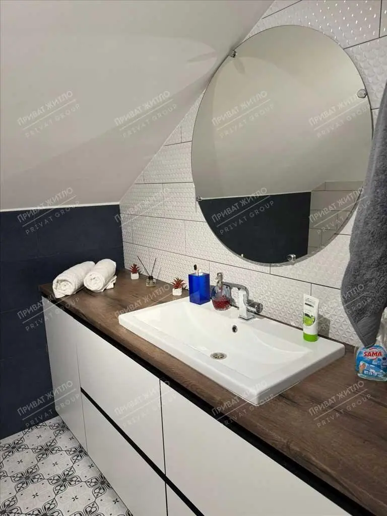 Простора трикімнатна квартира з каміном та розкішним інтер’єром!
