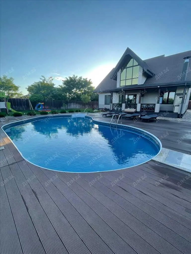 Розкішний будинок в центральній частині міста!