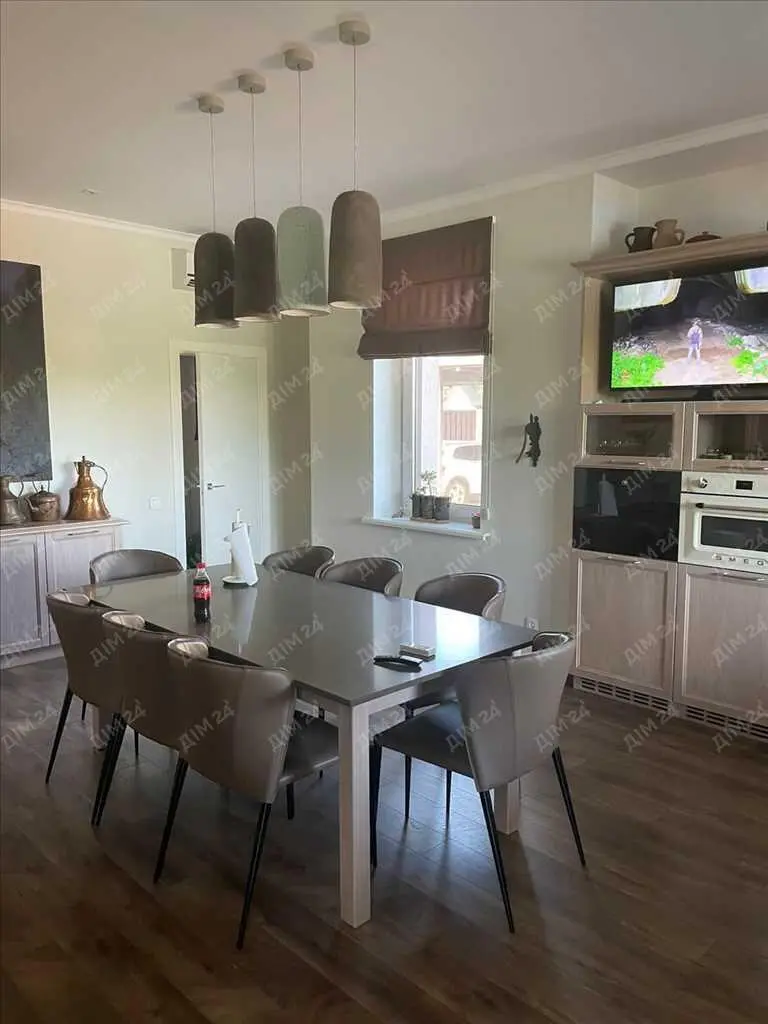 Розкішний будинок в центральній частині міста!