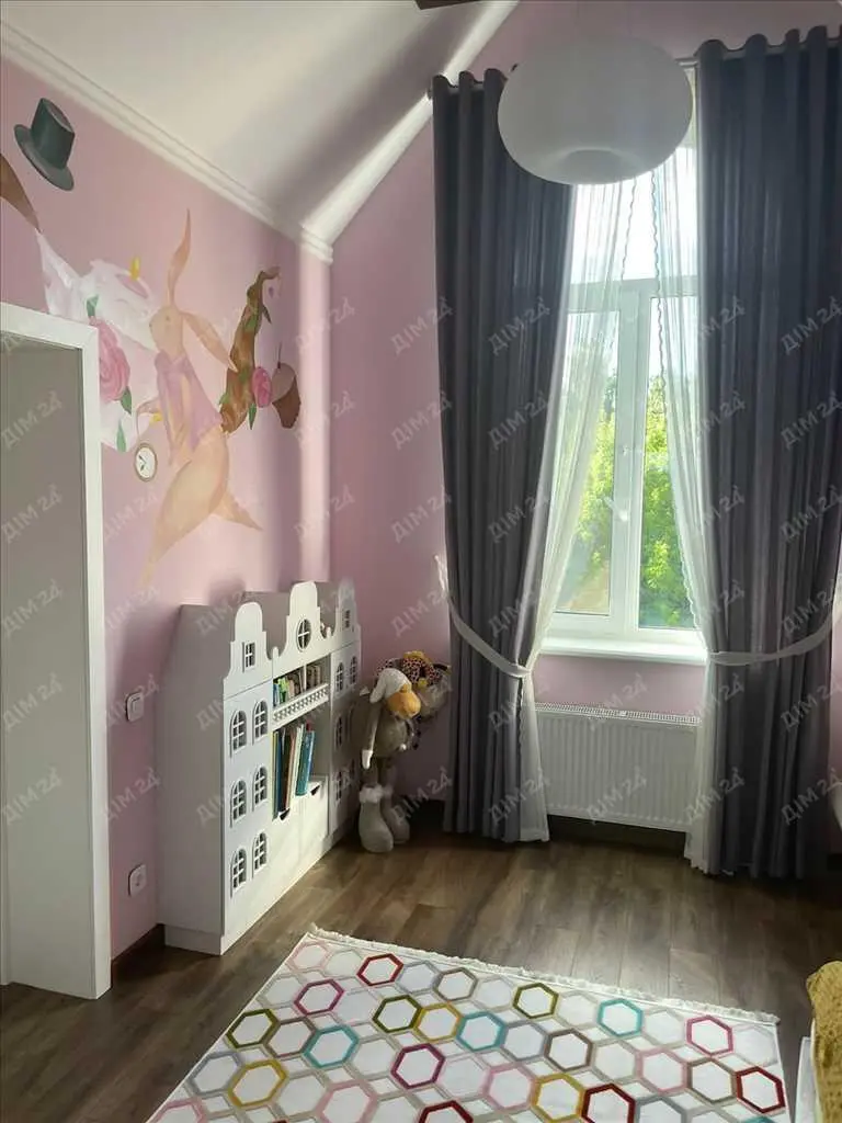 Розкішний будинок в центральній частині міста!