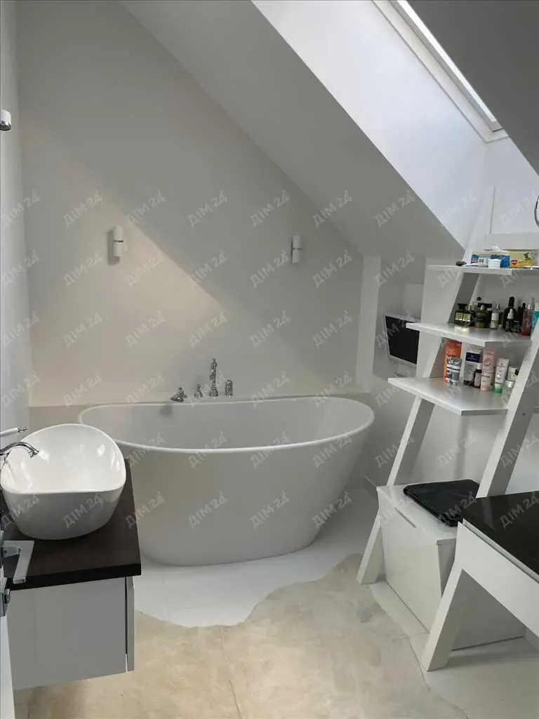 Розкішний будинок в центральній частині міста!