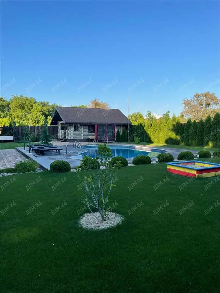 Розкішний будинок в центральній частині міста!