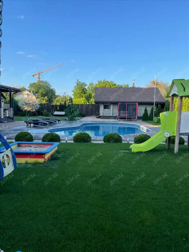 Розкішний будинок в центральній частині міста!