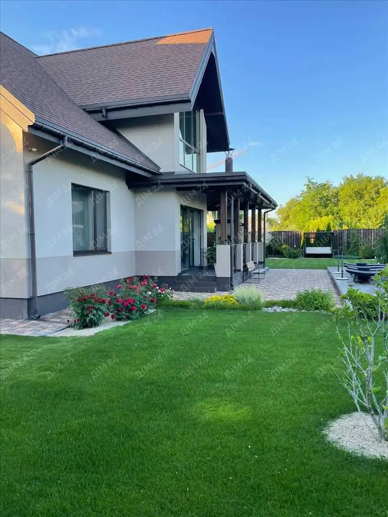 Розкішний будинок в центральній частині міста!